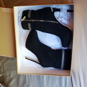 MICHAEL Michael Kors Haya Bootie Black / Suede 8½
